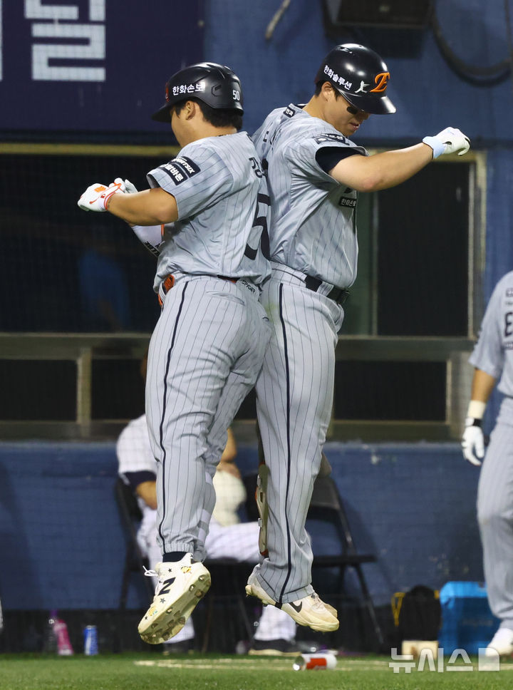 [서울=뉴시스] 전신 기자 = 11일 서울 송파구 잠실야구장에서 열린 2026 KBO 리그 한화 이글스와 두산 베어스의 경기에서 7회초 무사 한화 강백호가 솔로 홈런을 친 뒤 후속 타자 노시환과 세리머니를 하고 있다. 2026.08.11. photo1006@newsis.com