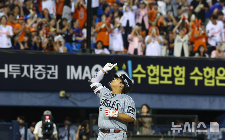 [서울=뉴시스] 전신 기자 = 11일 서울 송파구 잠실야구장에서 열린 2026 KBO 리그 한화 이글스와 두산 베어스의 경기에서 7회초 무사 한화 강백호가 솔로 홈런을 친 뒤 홈을 밟으며 세리머니를 하고 있다. 2026.08.11. photo1006@newsis.com