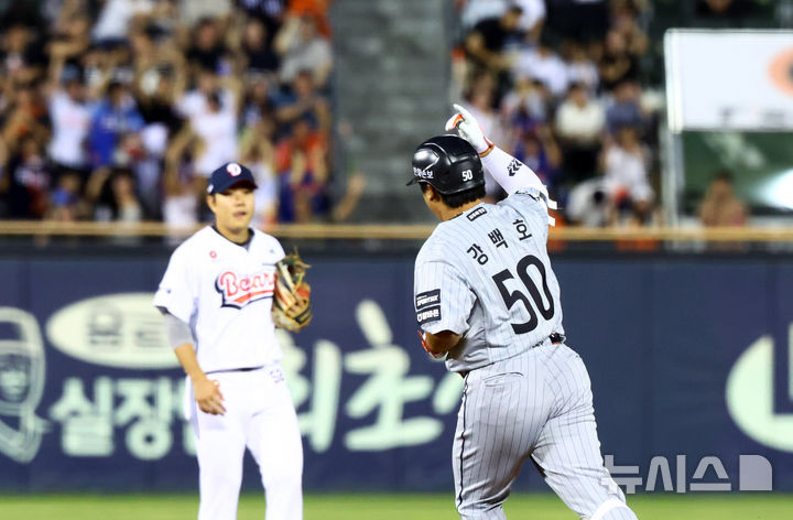 [서울=뉴시스] 전신 기자 = 11일 서울 송파구 잠실야구장에서 열린 2026 KBO 리그 한화 이글스와 두산 베어스의 경기에서 7회초 무사 한화 강백호가 솔로 홈런을 친 뒤 그라운드를 돌고 있다. 2026.08.11. photo1006@newsis.com