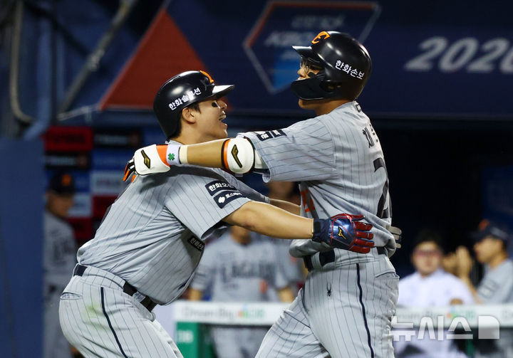 [서울=뉴시스] 전신 기자 = 11일 서울 송파구 잠실야구장에서 열린 2026 KBO 리그 한화 이글스와 두산 베어스의 경기에서 7회초 무사 1루 한화 채은성이 동점 투런 홈런을 친 뒤 1루 주자 노시환과 포옹하고 있다. 2026.08.11. photo1006@newsis.com