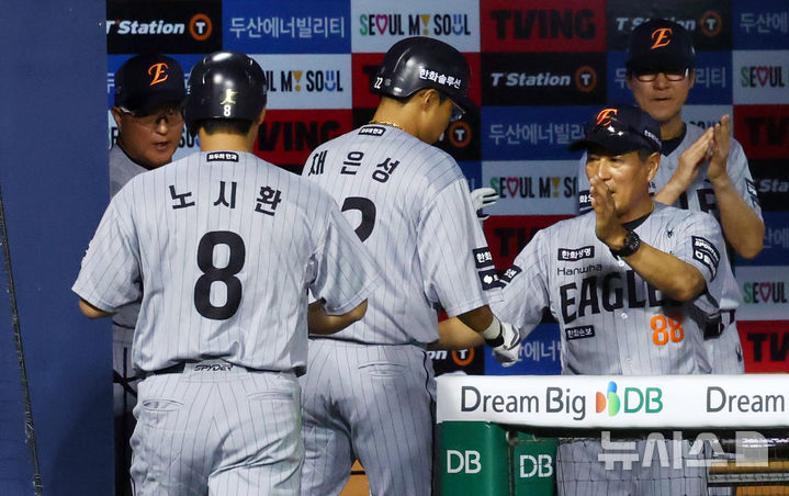 [서울=뉴시스] 전신 기자 = 11일 서울 송파구 잠실야구장에서 열린 2026 KBO 리그 한화 이글스와 두산 베어스의 경기에서 7회초 무사 1루 한화 채은성이 동점 투런 홈런을 친 뒤 김경문 감독과 하이파이브를 하고 있다. 2026.08.11. photo1006@newsis.com