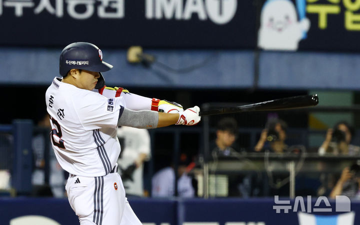 [서울=뉴시스] 전신 기자 = 11일 서울 송파구 잠실야구장에서 열린 2026 KBO 리그 한화 이글스와 두산 베어스의 경기에서 7회말 1사 1, 3루 두산 박준순 3점 홈런을 치고 있다. 2026.08.11. photo1006@newsis.com
