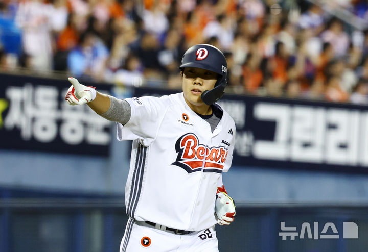 [서울=뉴시스] 전신 기자 = 11일 서울 송파구 잠실야구장에서 열린 2026 KBO 리그 한화 이글스와 두산 베어스의 경기에서 7회말 1사 1, 3루 두산 박준순 3점 홈런을 친 뒤 그라운드를 돌고 있다. 2026.08.11. photo1006@newsis.com