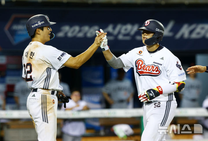[서울=뉴시스] 전신 기자 = 11일 서울 송파구 잠실야구장에서 열린 2026 KBO 리그 한화 이글스와 두산 베어스의 경기에서 7회말 1사 1, 3루 두산 박준순 3점 홈런을 친 뒤 동료선수들과 함께 자축하고 있다. 2026.08.11. photo1006@newsis.com