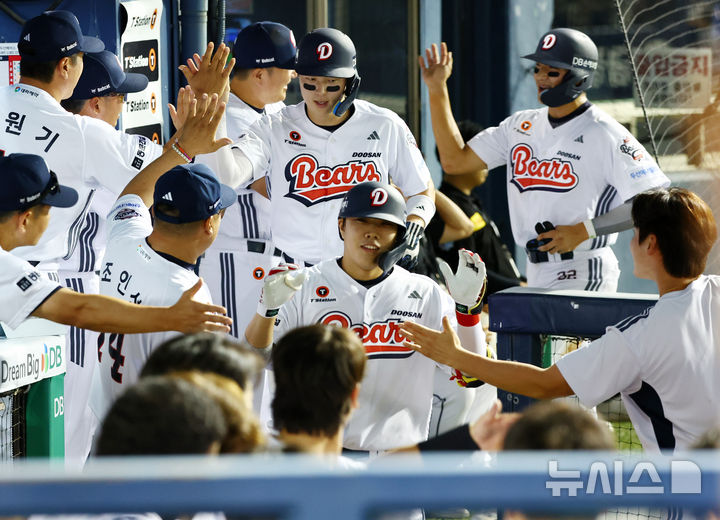 [서울=뉴시스] 전신 기자 = 11일 서울 송파구 잠실야구장에서 열린 2026 KBO 리그 한화 이글스와 두산 베어스의 경기에서 7회말 1사 1, 3루 두산 박준순 3점 홈런을 친 뒤 동료선수들과 함께 자축하고 있다. 2026.08.11. photo1006@newsis.com