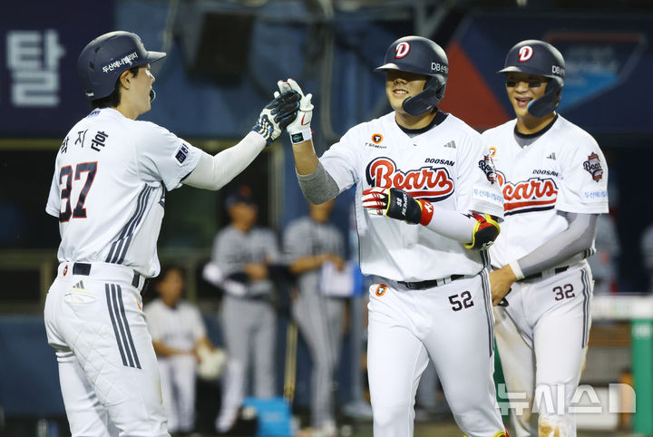 [서울=뉴시스] 전신 기자 = 11일 서울 송파구 잠실야구장에서 열린 2026 KBO 리그 한화 이글스와 두산 베어스의 경기에서 7회말 1사 1, 3루 두산 박준순 3점 홈런을 친 뒤 동료선수들과 함께 자축하고 있다. 2026.08.11. photo1006@newsis.com