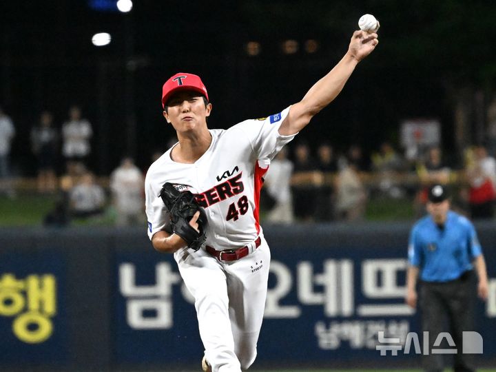[전남광주=뉴시스] 이현행 기자 = 11일 전남광주 북구 광주-기아챔피언스필드에서 열린 2026 신한 SOL KBO리그 삼성 라이온즈와 KIA타이거즈의 경기, 9회 초 KIA 이의리가 역투하고 있다. 이의리는 9회를 무실점으로 막으며 시즌 첫 세이브에 성공했다. 2026.08.11. lhh@newsis.com
