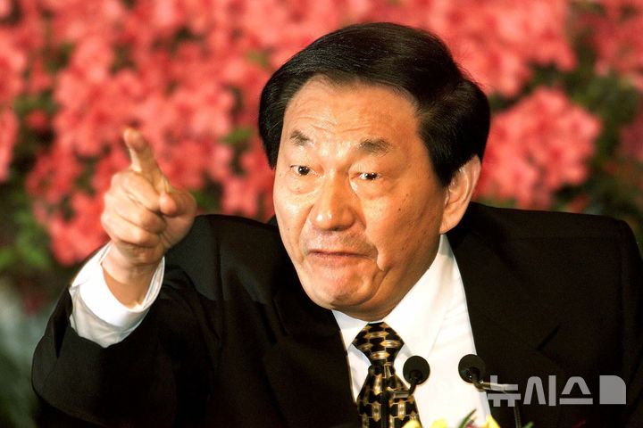 [베이징=AP/뉴시스]주룽지(朱鏞基) 전 중국 총리가 2000년 3월15일 베이징에서 기자회견을 하고 있다. 주 전 총리가 사망했다고 중국 관영 매체가 12일 전했다. 2026.08.12.