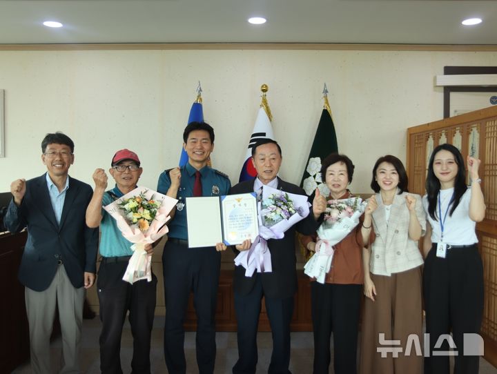 [안양=뉴시스] 감사장을 받은 시니어클럽 대원들이 김형록 만안경찰서장과 기념 촬영을 하고 있다.(사진=만안경찰서 제공).2026.08.12.photo@newsis.com