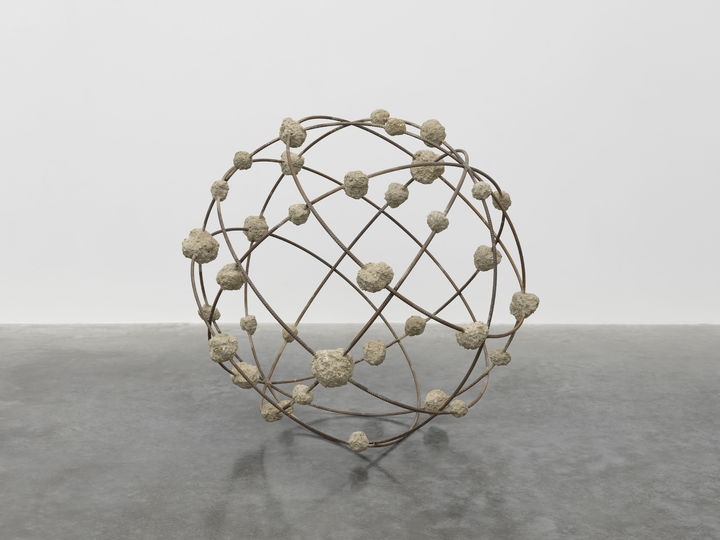 Mona Hatoum Orbital III 2018 Concrete and steel reinforcement bars Diameter: 140 cm, 55 1/8 in. © Mona Hatoum *재판매 및 DB 금지