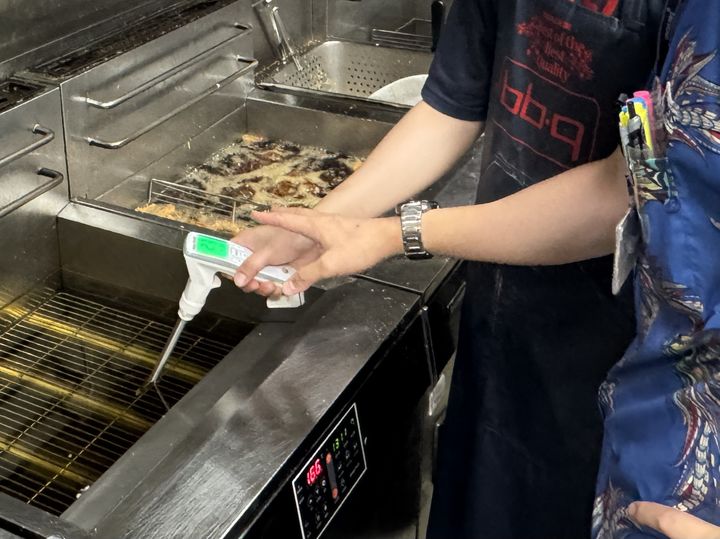 BBQ가 전국 직영점에 도입하는 디지털 튀김유 품질 측정기의 모습. (사진=제너시스BBQ 그룹 제공) *재판매 및 DB 금지