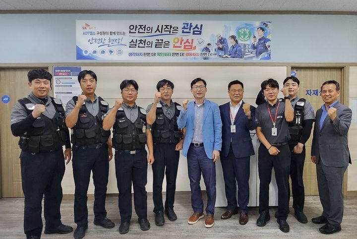 [서울=뉴시스] SK쉴더스는 민기식 대표와 신우철 안전보건최고경영책임자(CSPO)가 ADT캡스 신대구지사와 동대구지사, 양산지사를 방문해 여름철 안전관리 현황을 직접 점검하고 현장 구성원을 격려했다고 12일 밝혔다. (사진=SK쉴더스 제공) 2026.08.12. photo@newsis.com *재판매 및 DB 금지