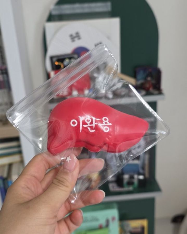 [서울=뉴시스]광복절을 맞아 친일파와 매국 행위를 풍자하는 이색 팝업 카페에서 '이완용 간 스퀴시'가 주요 콘텐츠로 마련돼 눈길을 끈다. (사진=X 'KingSJ_Bcafe24' 캡처) 2026.08.12