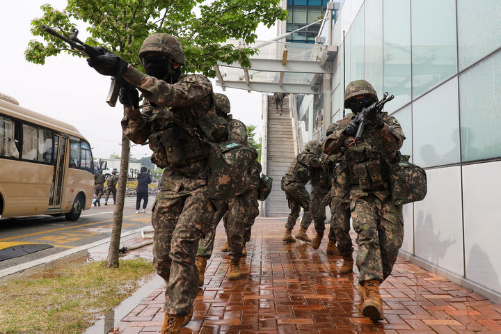 [대전=뉴시스] 지난해 32보병사단 장병들이 대전의 한 작전지역에서 미상테러발생 상황에 대한 상황조치를 하기 위해 훈련하고 있다. (사진=육군 제32보병사단 제공) 2026.08.12. photo@newsis.com *재판매 및 DB 금지