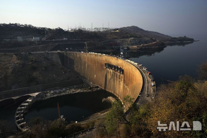 [잠비아=AP/뉴시스] 11일(현지 시간) 짐바브웨의 카리바 호수에서 정원을 초과해 운항하던 선박(ferry)이 전복돼 최소 15명이 사망했다. 사진은 지난 2024년 9월 잠비아 시아봉가의 카리바 호수 댐 벽 모습. 2026.08.12. *재판매 및 DB 금지