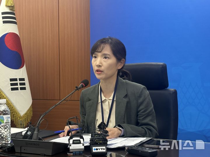 [대전=뉴시스] 김도현 기자 = 대전유성경찰서 김리원 수사과장이 12일 오전 대전 유성구 유성서 3층 중회의실에서 투자리딩 사기 조직 검거 관련 설명회를 진행하고 있다. 2026.08.12. kdh1917@newsis.com