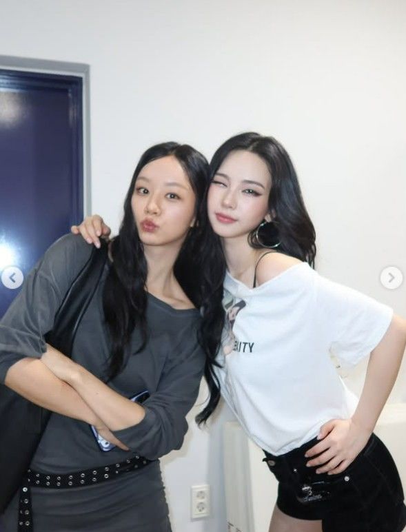 [서울=뉴시스] 혜리와 카리나 (사진= 혜리 SNS 캡처 ) 2026.08.12. photo@newsis.com *재판매 및 DB 금지