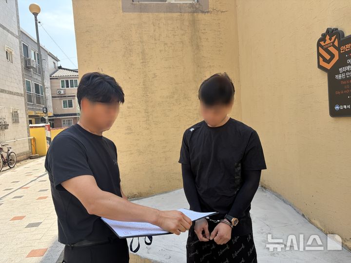 [제주=뉴시스] 제주해양경찰서가 12일 공개한 불법 체류 외국인 도외 이송 일당 검거 모습. (사진=제주해양경찰서 제공) 2026.08.12. photo@newsis.com