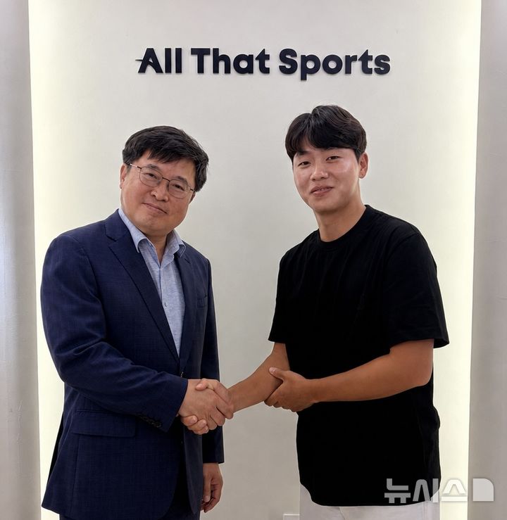 [서울=뉴시스]프로골퍼 최찬과 올댓스포츠 구동회 대표(왼쪽). (사진=올댓스포츠 제공)