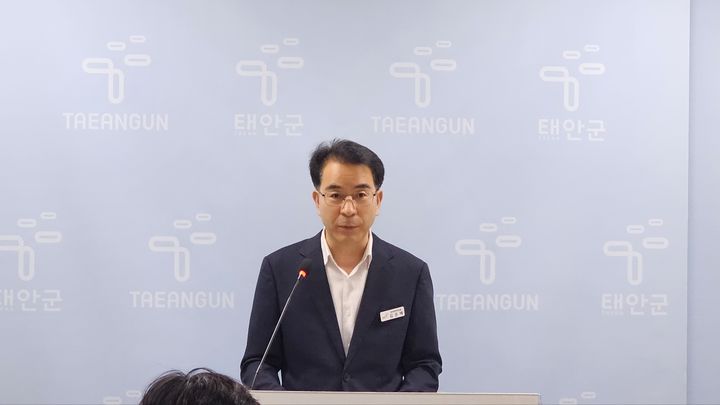 [태안=뉴시스] 김덕진 기자=김은배 충남 태안군 안전관리과장이 12일 태안군청 브리핑룸에서 정례브리핑을 열고 군 4대 재난안전 핵심 정책을 발표하고 있다. 2026.08.12. spark@newsis.com *재판매 및 DB 금지