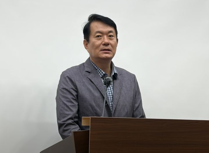 [청주=뉴시스] 이도근 기자= 김동원 국민의힘 충북도당위원장이 12일 충북도청 브리핑룸에서 기자회견을 열어 "뇌물죄로 유죄 판결이 확정된 박병국 전 경무관 임명을 철회하라"고 요구하고 있다. 2026.08.12. nulha@newsis.com *재판매 및 DB 금지