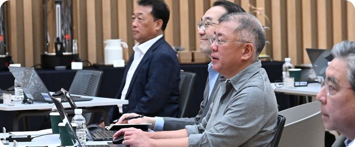 올해 상반기 정의선 회장이 바이브 코딩 체험하는 모습(사진=현대차그룹 제공) *재판매 및 DB 금지