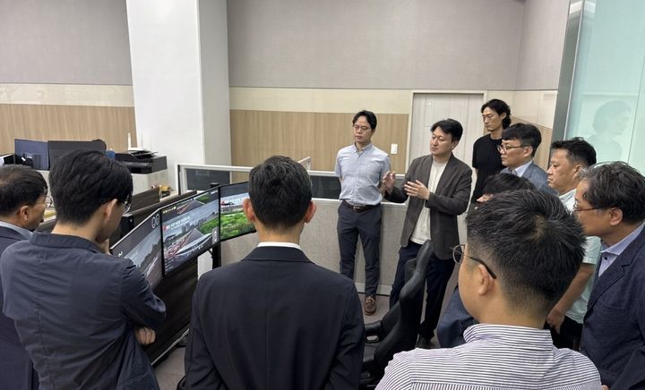 [수원=뉴시스] 경기도미래모빌리티센터 관제센터에서 착수보고회 참석자들이 원격운전 스테이션의 구성과 작동 방식 등에 대한 설명을 듣고 있다. (사진=융기원 제공) 2026.08.12. photo@newsis.com *재판매 및 DB 금지