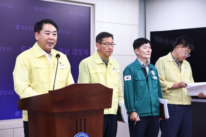 [창원=뉴시스]유해남 경남도 대변인이 12일 도청 프레스센터에서 브리핑을 통해 가뭄과 고수온 상황과 도의 대응계획을 설명하고 있다.(사진=경남도 제공) 2026.08.12.photo@newsis.com *재판매 및 DB 금지