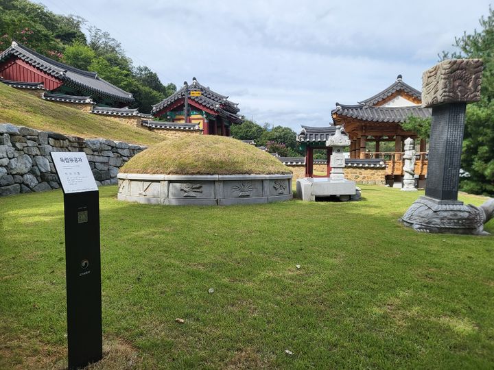 [서울=뉴시스] 왕산 허위 선생 묘소에 설치된 스마트 안내판. (사진=국가보훈부 제공) 2026.08.12. photo@newsis.com *재판매 및 DB 금지