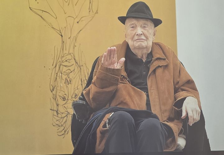 [사진=박현주 미술전문기자] 게오르그 바젤리츠가 세화미술관과 생전 진행한 영상 인터뷰에서 손을 들어 한국 관객에게 인사하고 있다. 이 인터뷰를 촬영한 지 3주 뒤 바젤리츠는 세상을 떠났다. 영상 갈무리. *재판매 및 DB 금지