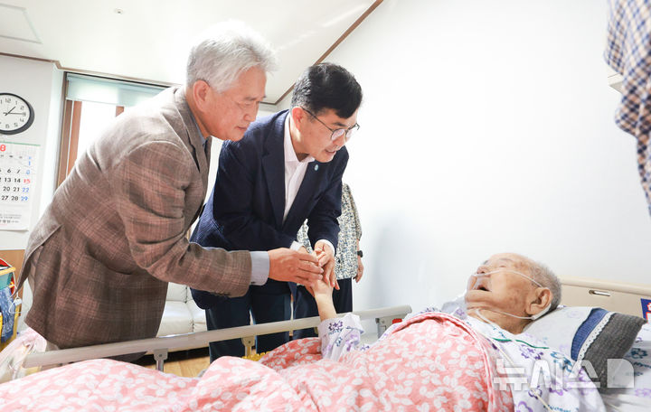 [전주=뉴시스] 제81주년 광복절을 앞둔 12일 이원택 전북특별자치도지사가 전주 효사랑가족요양병원에 입원 중인 이석규(100) 애국지사를 위문하고 조국 독립을 위해 헌신한 숭고한 희생과 애국정신에 감사와 존경의 마음을 전하고 있다. (사진=전북자치도 제공) 2026.08.12. photo@newsis.com&nbsp; *재판매 및 DB 금지