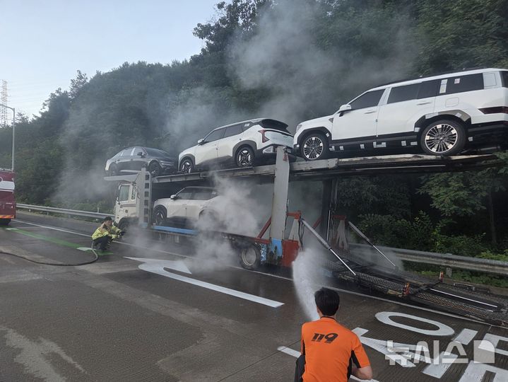 [인천=뉴시스] 12일 오전 인천 소방대원들이 충남 금산군 부리면 통영대전고속도로에서 발생한 탁송차 화재를 진압하고 있다. (사진=인천소방본부 제공) 2026.08.12. photo@newsis.com