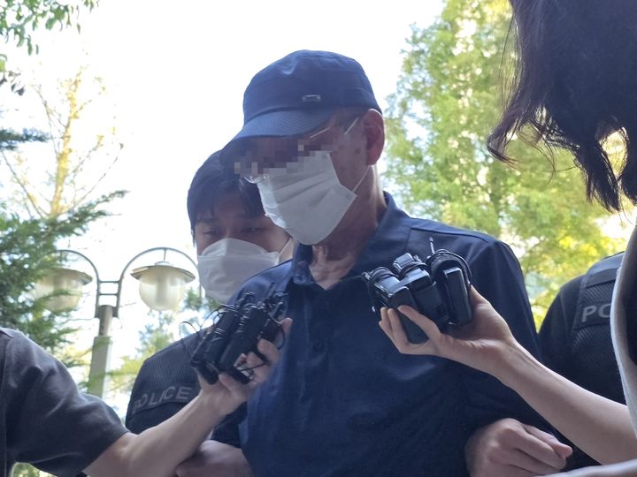 [인천=뉴시스] 전예준 기자 = 지적장애 직원을 수차례 성폭행한 혐의로 구속 전 피의자 심문을 받으러 12일 인천지법에 들어서는 인천 중소기업 전 임원 A씨. 2026.08.12. kok@newsis.com *재판매 및 DB 금지