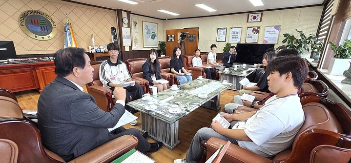 [평창=뉴시스] 평창군과 평창군청소년상담복지센터가 12일 군수 집무실에서 제19기 청소년참여위원회와 청소년 정책 간담회를 갖고 의견을 나누고 있다. (사진=평창군 제공) 2026.08.12. photo@newsis.com *재판매 및 DB 금지