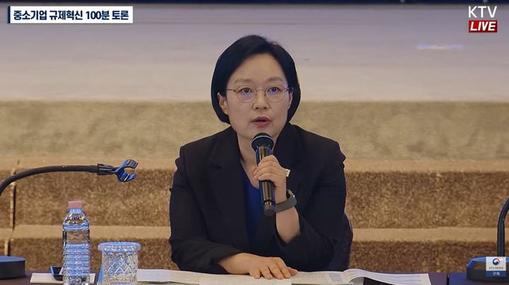 [서울=뉴시스] 한성숙 국무총리는 12일 중기중앙회 KBIZ홀에서 열린 '중소·벤처·스타트업 규제혁신 대토론회'에서 발표했다. (사진=KTV국민방송 유튜브 캡처) 2026.8.12. photo@newsis.com *재판매 및 DB 금지