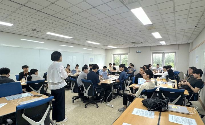 [세종=뉴시스]강진 한국지역난방공사 경영지원본부장이 인사제도 개선에 대한 직원들의 의견을 수렴하는 시간을 가지고 있다.(사진= 한난 제공) *재판매 및 DB 금지