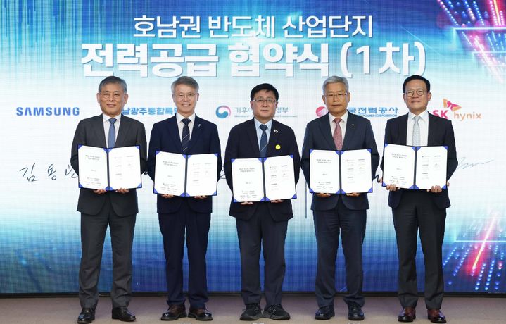 (사진 왼쪽부터) 김용관 삼성전자 DS부문 경영전략총괄 사장, 민형배 전남광주통합특별시장, 김성환 기후에너지환경부 장관, 김동철 한국전력공사 사장, 염성진 SK하이닉스 커뮤니케이션총괄 사장. (사진=한전 제공) photo@newsis.com *재판매 및 DB 금지