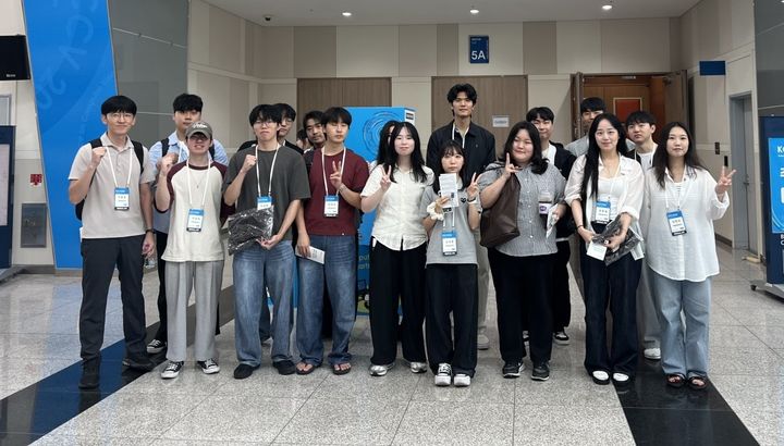 [대전=뉴시스] 2026학년도 학부생 학회 참관 프로그램 참가자들 기념촬영. (사진=국립한밭대 제공) 2026.08.12. photo@newsis.com *재판매 및 DB 금지
