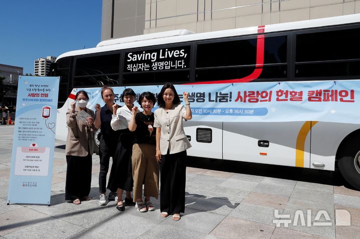 [전남광주=뉴시스]광주신세계는 12일 오전 10시 30분부터 오후 4시 30분까지 백화점 본관 1층 후문 옆에서 2026 사랑의 헌혈 캠페인을 진행했다. 