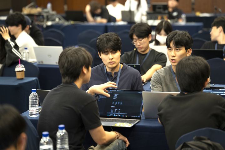 [원주=뉴시스] 강원랜드 공공데이터 활용 바이브코딩 경진대회 참가 학생들이 아이디어를 구체화하며 의견을 나누고 있다. (사진=강원랜드 제공) 2026.08.12. photo@newsis.com *재판매 및 DB 금지