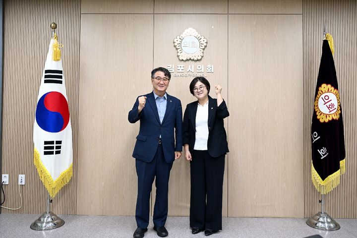 [인천=뉴시스] 이순학(민·검단구2) 인천시의회 제1부의장이 김포시의회를 방문해 김계순 김포시의회 의장을 만나 기념사진을 촬영하고 있다. (사진=인천시의회 제공) 2026.08.12. photo@newsis.com *재판매 및 DB 금지