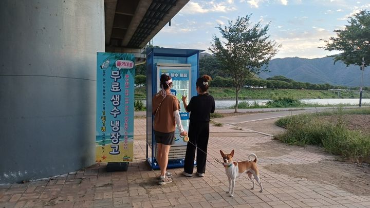 [밀양=뉴시스] 삼문동 밀주교 아래 설치한 무료 생수 냉장고에서 시민들이 생수를 이용하고 있다. (사진=밀양시 제공) 2026.08.12. photo@newsis.com *재판매 및 DB 금지