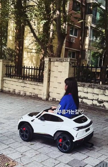 [서울=뉴시스] 지난 11일 홍현희는 자신의 SNS에 11kg 감량 후 아들의 자동차 장난감을 타고 이동하는 모습을 공개했다. (사진=인스타그램 '홍현희' 캡처)