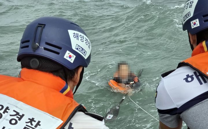 [부산=뉴시스] 12일 오후 3시1분께 카약 전복으로 해상에 표류하던 40대가 해경에 구조되고 있다. (사진=부산해양경찰서 제공) 2026.08.12. photo@newsis.com *재판매 및 DB 금지