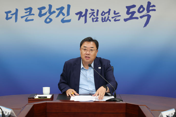 [당진=뉴시스] 김기재 당진시장이 12일 당진시청에서 경제회복지원금 지급 무산과 관련해 비상대책회의를 열고 있다. (사진=당진시 제공) 2026.08.12. photo@newsis.com *재판매 및 DB 금지