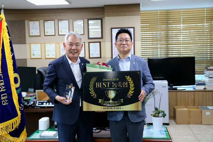 [부산=뉴시스] 부산축산농협이 NH농협생명 부산총국이 선정한 '2026년 1분기 BEST 농축협'에 선정됐다. (사진=농협중앙회 부산본부 제공) 2026.08.12 photo@newsis.com *재판매 및 DB 금지