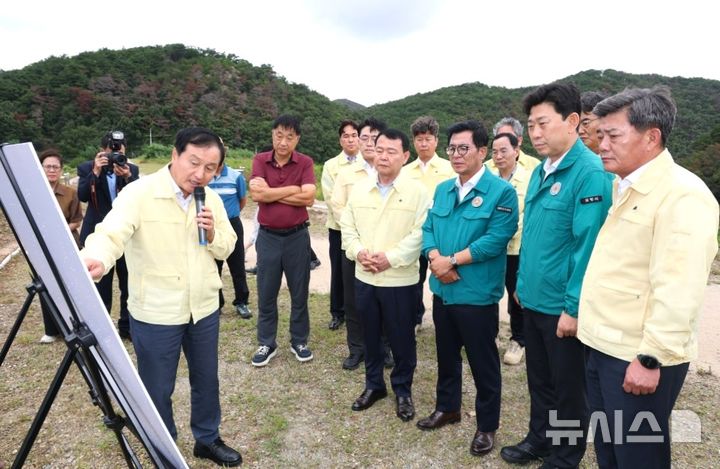 [포항=뉴시스] 12일 포항시 남구 오천읍 항사댐 건설 예정지에 박용선 시장, 이상휘 국회의원, 김철수 포항시의회 의장, 윤석대 한국수자원공사 사장이 한상부 한국수자원공사 수자원개발처장으로부터 항사댐 건설 현황을 듣고 있다. (사진=포항시 제공) 2026.08.12. photo@newsis.com 