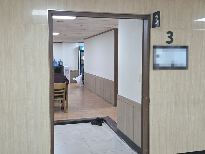 [서울=뉴시스] 고선영 수습기자 = 12일 오전 서울 양천구의 한 장례식장에 전날 강서구 가양동 아파트 화재로 사망한 정모(61)씨와 박모(38)씨의 빈소가 차려졌다. 2026.08.12. photo@newsis.com *재판매 및 DB 금지