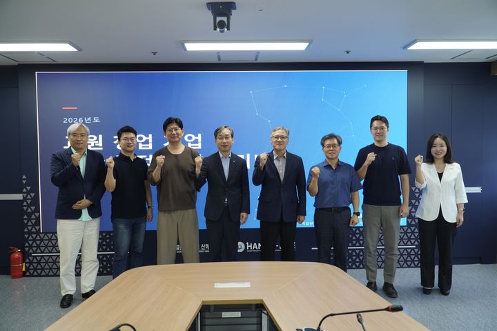 [대전=뉴시스] 교원 창업기업 현판 증정식 및 세미나 기념촬영. (사진=국립한밭대 제공) 2026.08.12. photo@newsis.com *재판매 및 DB 금지
