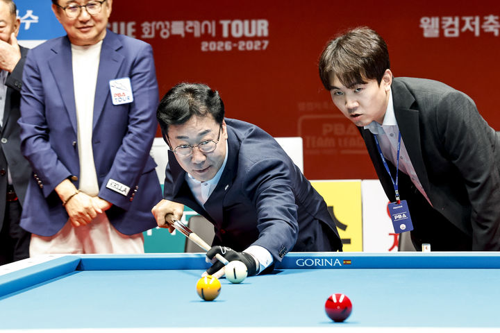 [화성=뉴시스] 정명근 화성시장이 12일 PBA 팀리그 화성특례시 TOUR 2026-2027 2라운드 개막식에서 기념 시타를 하고 있다. (사진=화성시 제공) 2026.08.12. photo@newsis.com *재판매 및 DB 금지